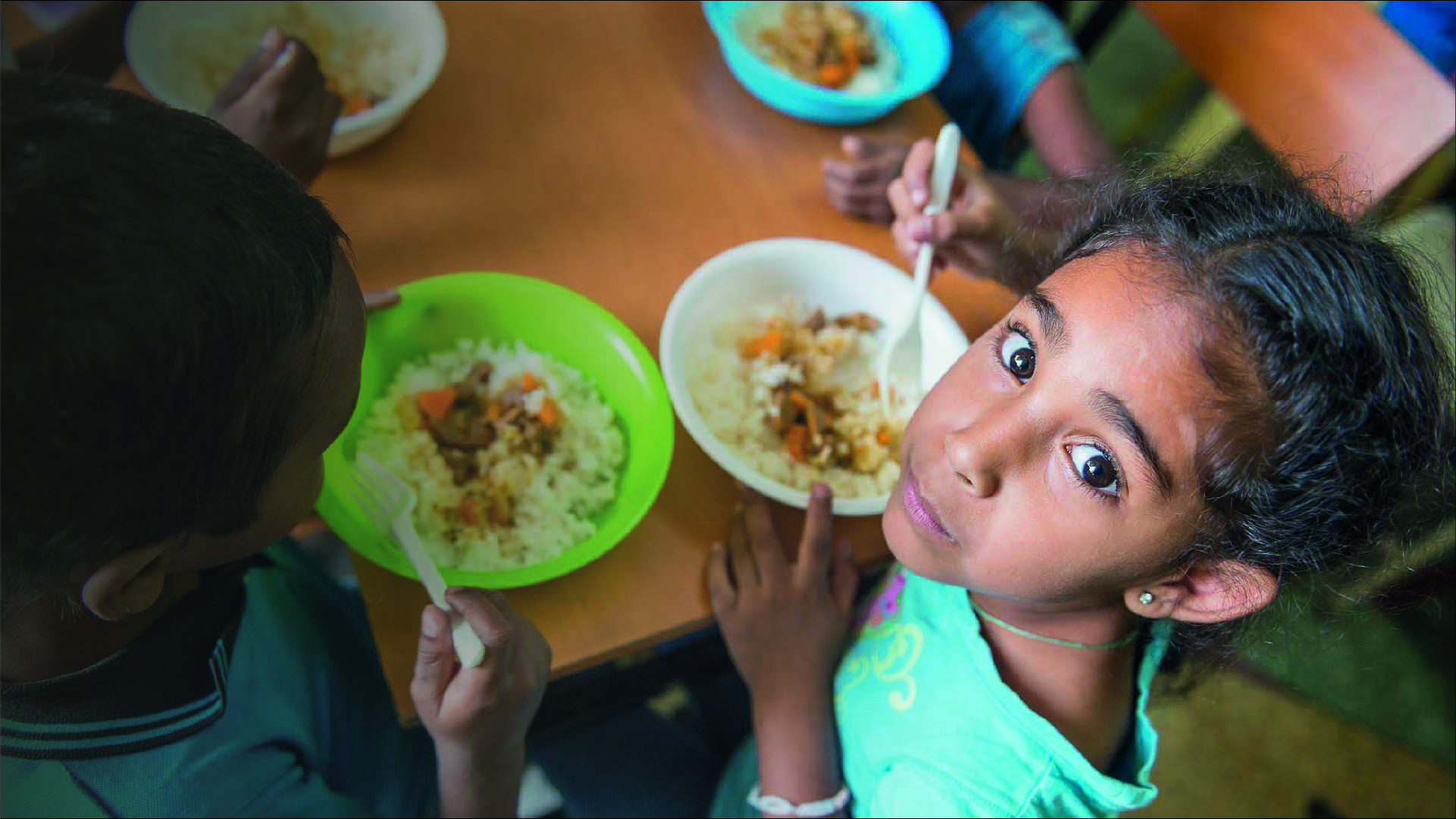 Cómo colaborar con Proyeto Nodriza - Niños venezolanos con un plato de comida